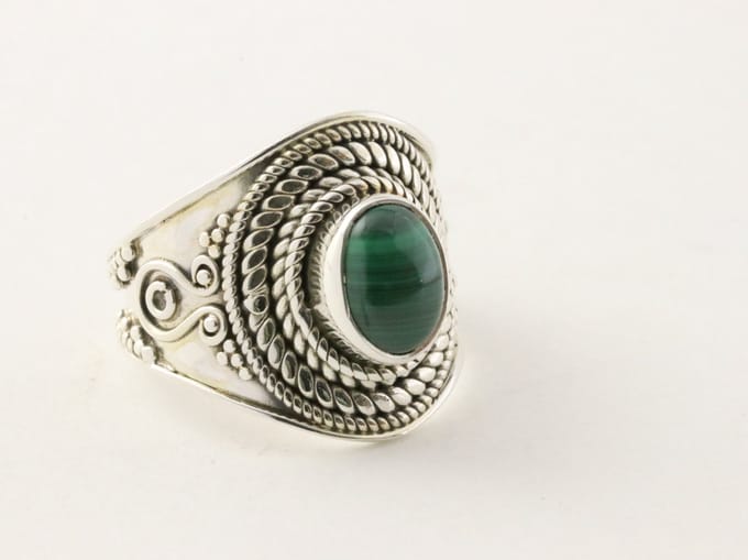 Bewerkte zilveren ring met malachiet - maat 19