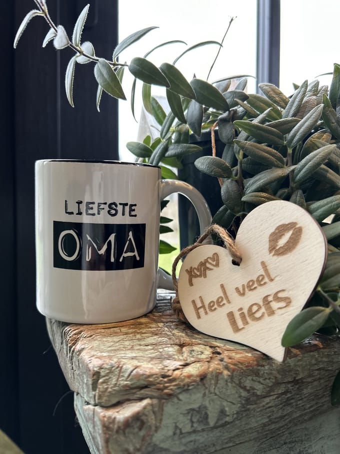 Creaties van Hier - Beker - Black & White mok - Oma - met houten hartje Bedankt