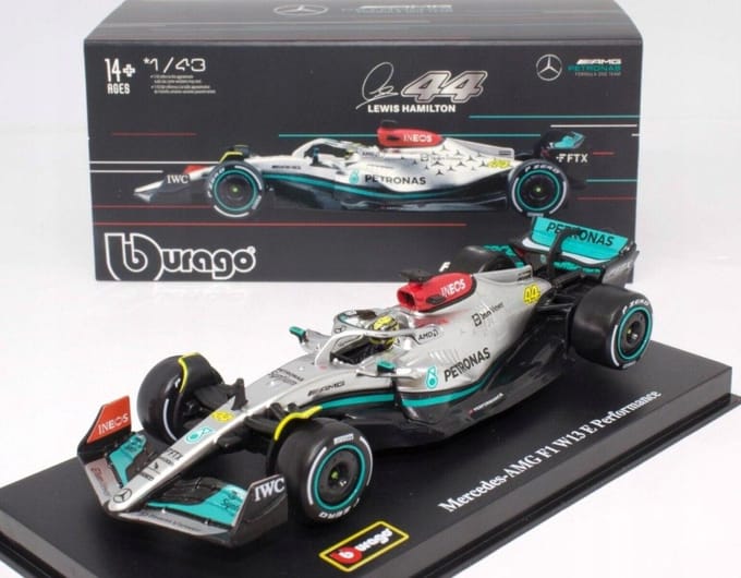 Bolid f1 mercedes w13 hamilton kask bburago 1:43