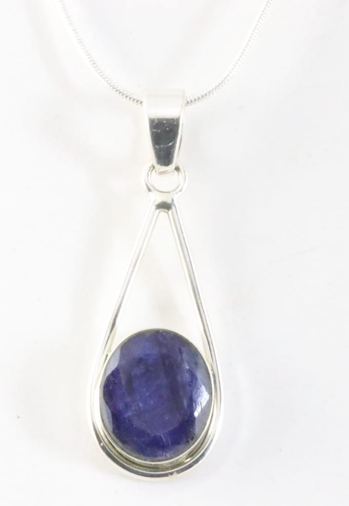 Zilveren hanger met blauwe saffier aan ketting