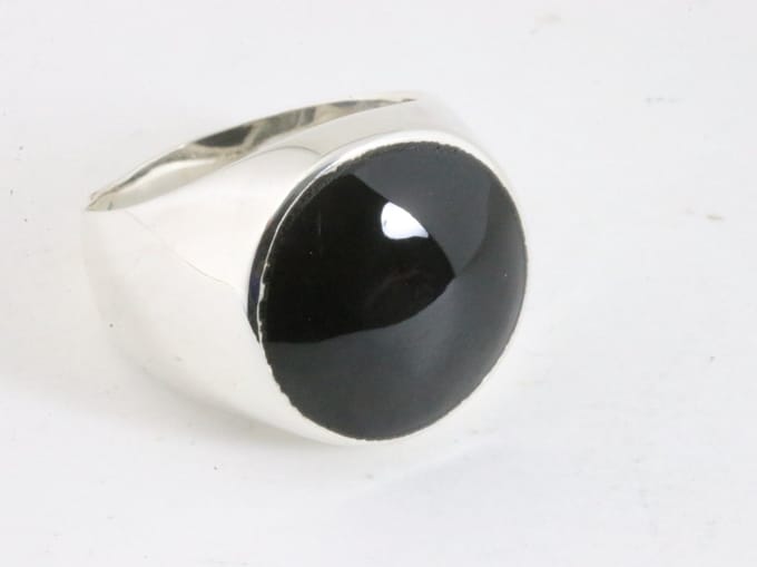 Ronde hoogglans zilveren ring met onyx - maat 20
