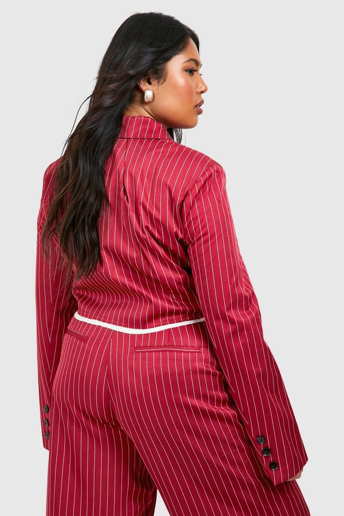 boohoo Dames Plus Ruwe Zoom Streepjes Cropped Blazer | Kersen | Maat: 44
