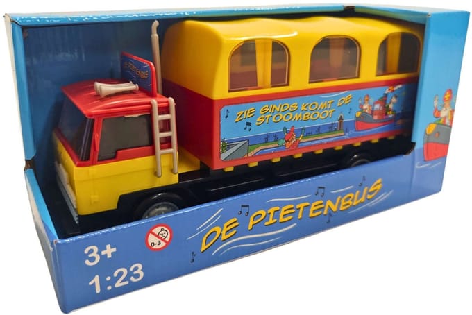 Sinterklaas en pietenbus met toetergeluid