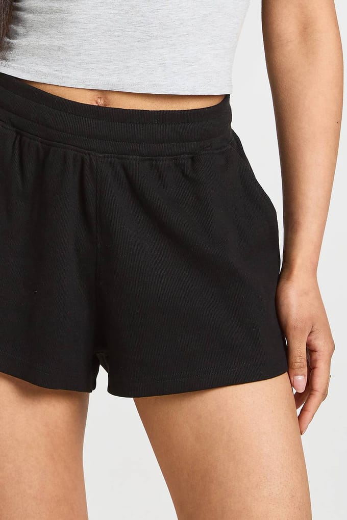 boohoo Dames Tall Basic Geribbelde Flippy Short | Zwart | Maat: 36