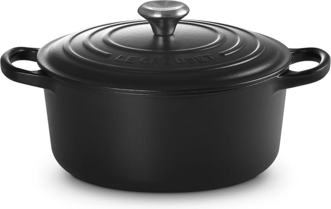 Le Creuset gietijzeren braadslee of Dutch Oven, 22 cm. Geschikt voor alle kookzones, incl. inductie. Mat zwarte afwerking.