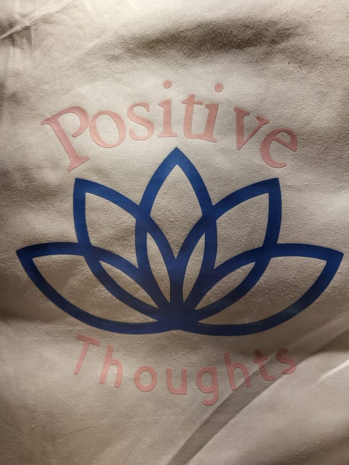 Sierkussen Positive thoughts met lotusbloem
