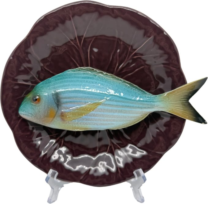Orata op een aubergine bladvormig bord, 21cm