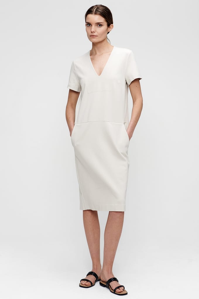 TRVL DRSS Easy Shift Dress Latte Maat: XS | Midi Jurken Outlet | Dames | Beige