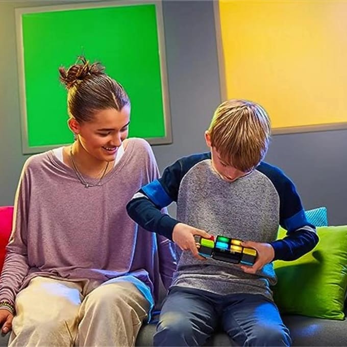 Flipslide Spel, Elektronisch Handheld Spel | Draai, Schuif en Match De Kleuren Om De Klok Te Verslaan - 4 Spelmodi - Multiplay red