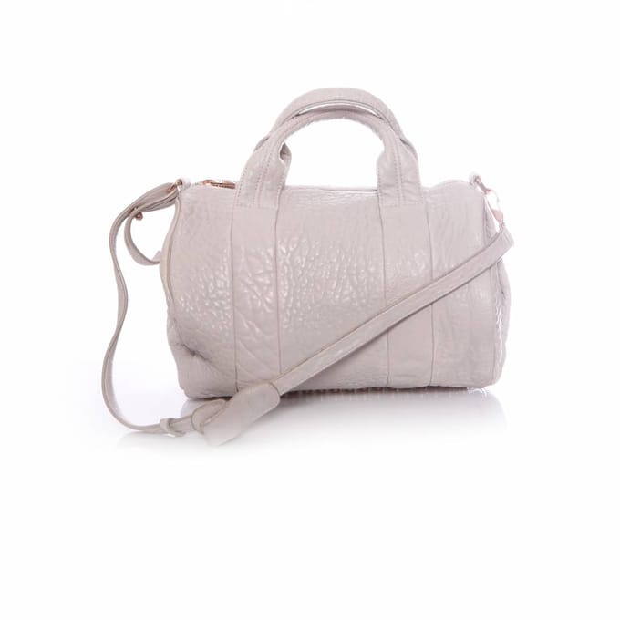 Alexander Wang, lichtgrijze rocktas met roze studs.
