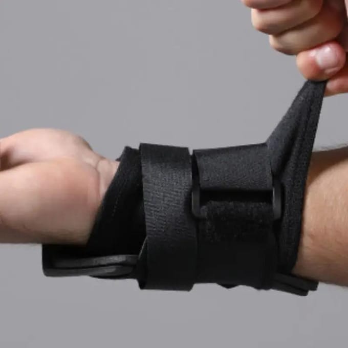1 Stuk Verdikte Spons Rugby Voetbal Polsband Dubbele Compressie Verstelbare Ondersteuning Wrap Voor Polsbescherming white