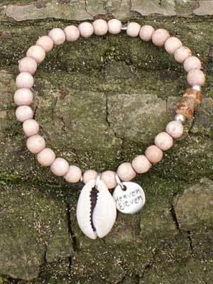 Heaven Eleven - Naturelkleurige kralenarmband met schelp