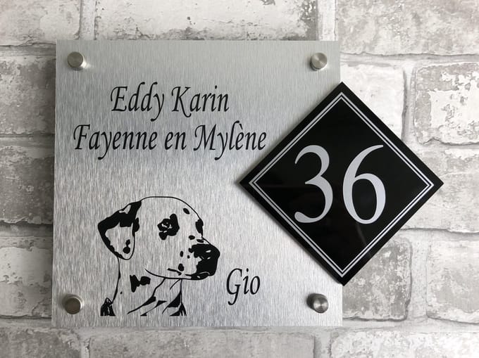 Naambordje / huisnummer voordeur met een Dalmatiër