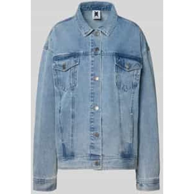 jeansjack met labelpatch op de achterkant