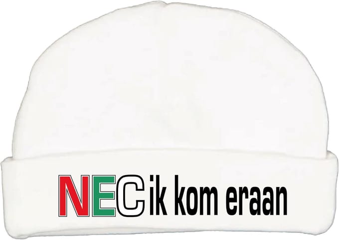 Babymutsje met de tekst: NEC ik kom eraan !