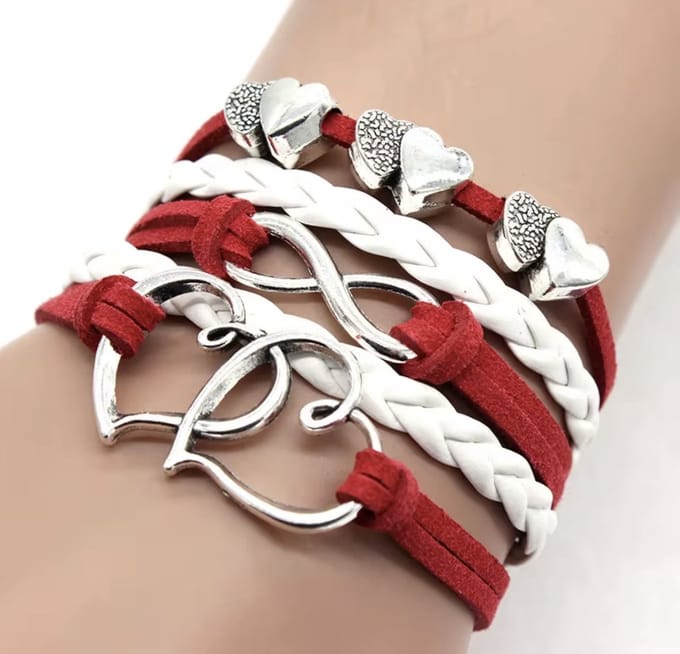 Armbandje 12Getit Rood wit hartjes.