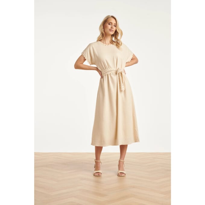 Smashed Lemon Dames jurk met strikceintuur en golvende details |