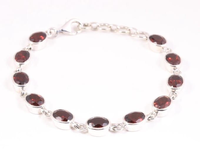 Hoogglans zilveren armband met granaat