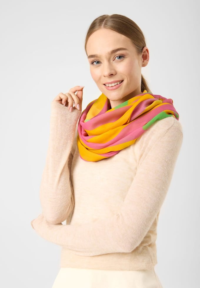 Codello Gestreepte lusvormige sjaal gemaakt van gerecycled polyester met opschrift