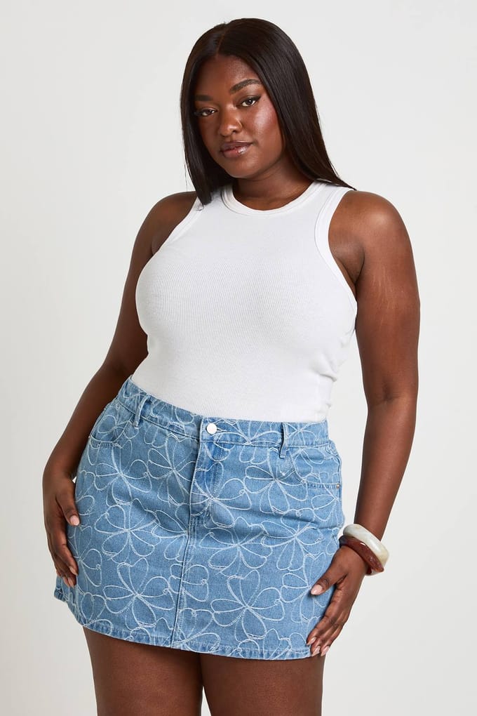 boohoo Dames Plus Size Bloemen Denim Mini Rok | Medium Gebleekt | Maat: 52