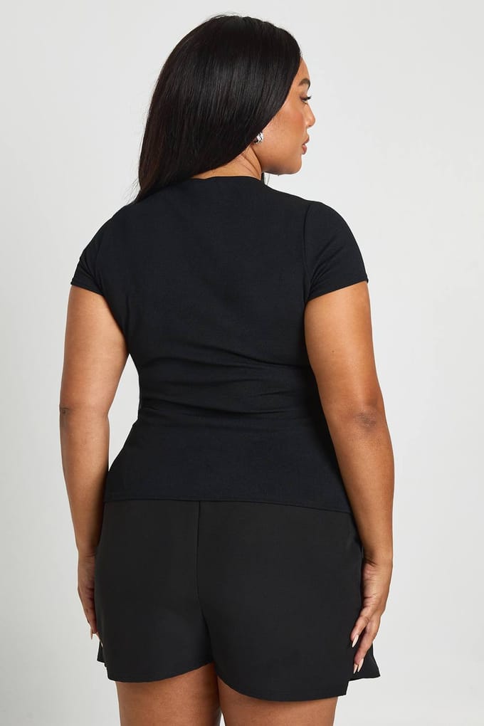 boohoo Dames Plus asymmetrisch top met knoopsluiting en capmouwen | Zwart | Maat: 44