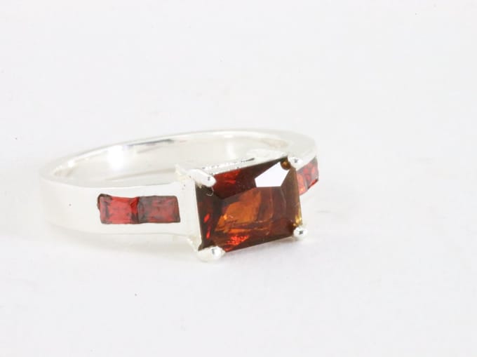 Hoogglans zilveren ring met granaat - maat 19.5
