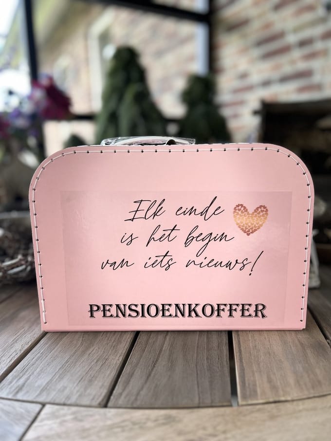 Creaties van Hier - Koffer Roze - Pensioen - Maat S - L25,5xB18xH8,3 cm - Karton