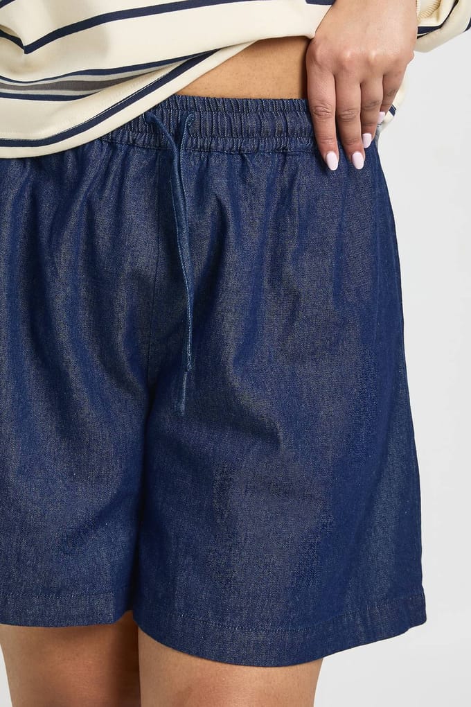 boohoo Dames Plus Chambray Boxy Flippy Short | Indigo | Maat: 44
