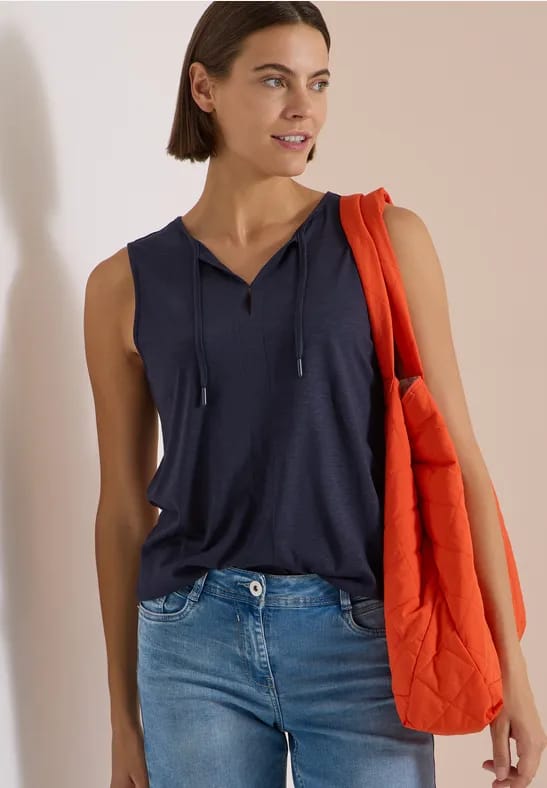 Top met split in de hals en bandjes