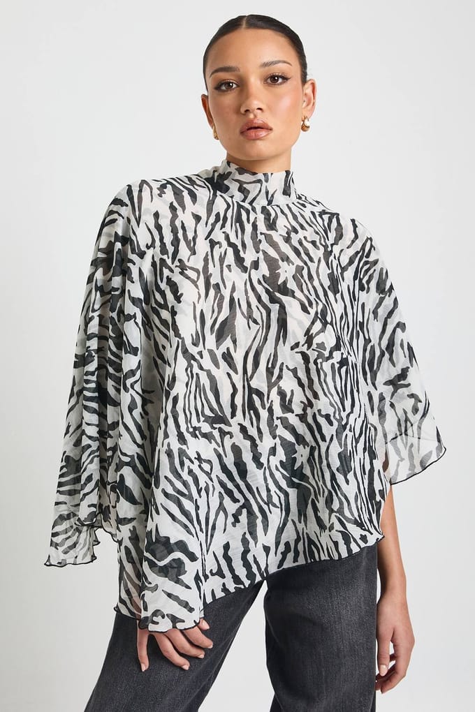 boohoo Dames Zebra Hoge Hals Cape Blouse | Maat: 6