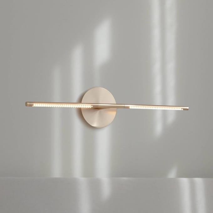 UMAGE LED wandlamp Omni, messing, lengte 74 cm