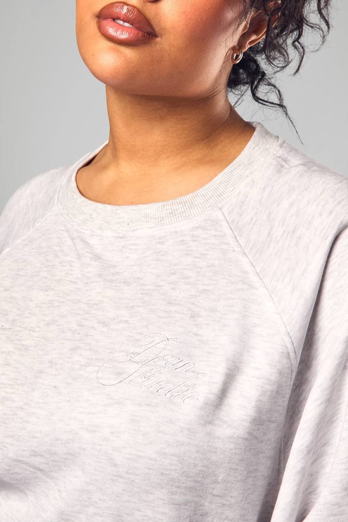 boohoo Dames Plus DSGN Studio Script Boxy Sweatshirt | Ash Grey | Maat: 18