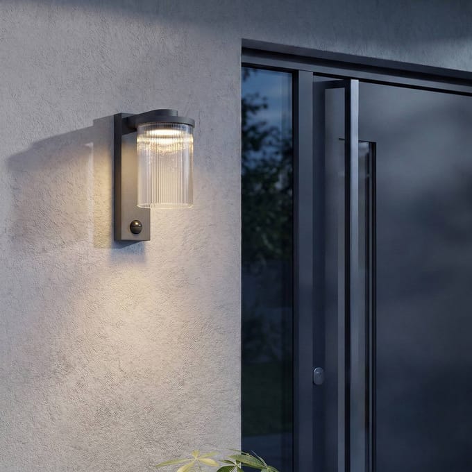 Lucande LED buiten wandlamp Beelia Sensor antraciet geribbeld