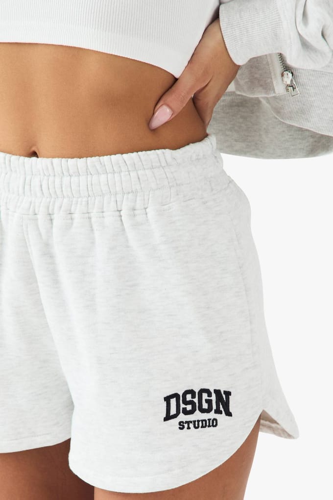 Dames Dsgn Studio Collegiate Geborduurd Sweat Short | Ash Grey | Maat: Small