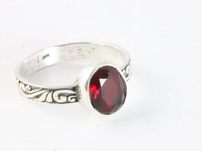 Fijne bewerkte zilveren ring met granaat - maat 20