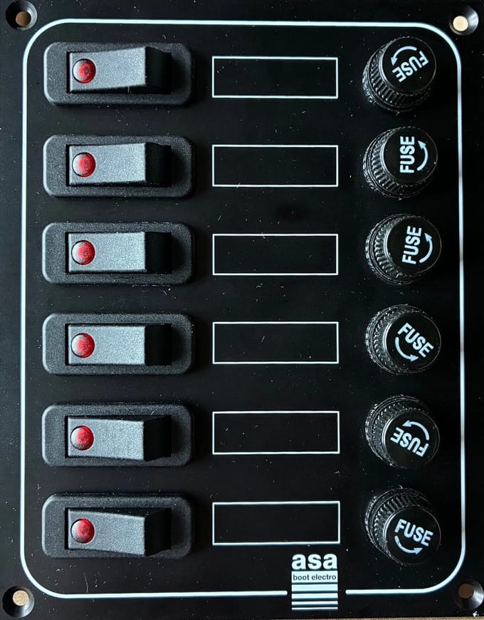 ASA Schakelpaneel met 6 schakelaars, zwart - 12 en 24V