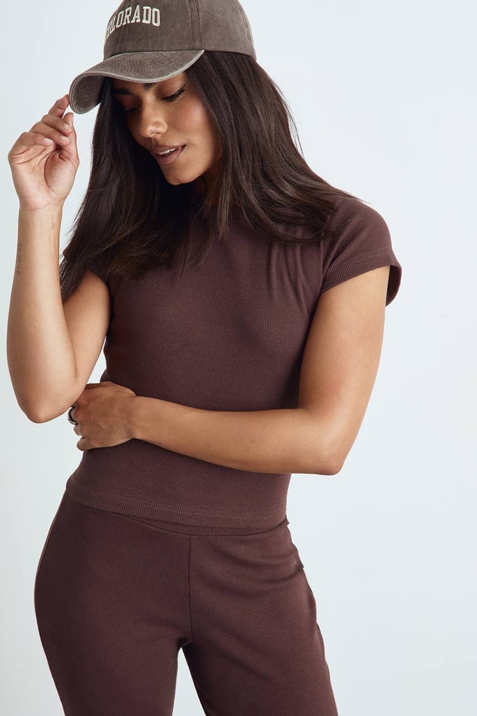 boohoo Dames Geribbelde korte mouw getailleerde top | Chocoladebruin | Maat: 36