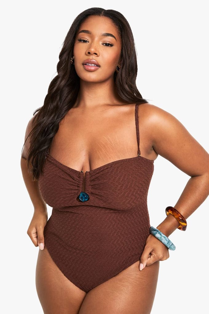 boohoo Dames Plus Crinkle Gem Trim Bandeau Badpak | Chocoladebruin | Maat: 52