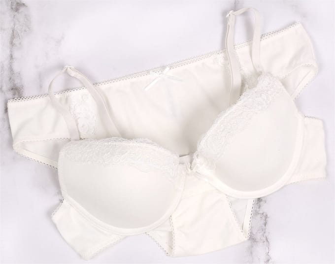 Lingeriesetje in ecru, slipje en bh
