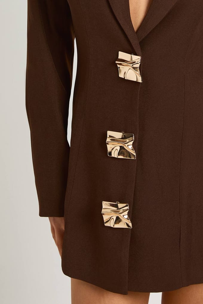 boohoo Dames BLAZERJURK MET GOUDEN DETAILS | Chocoladebruin | Maat: 42