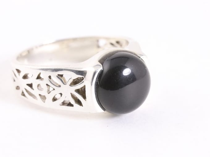 Opengewerkte zilveren ring met onyx - maat 17