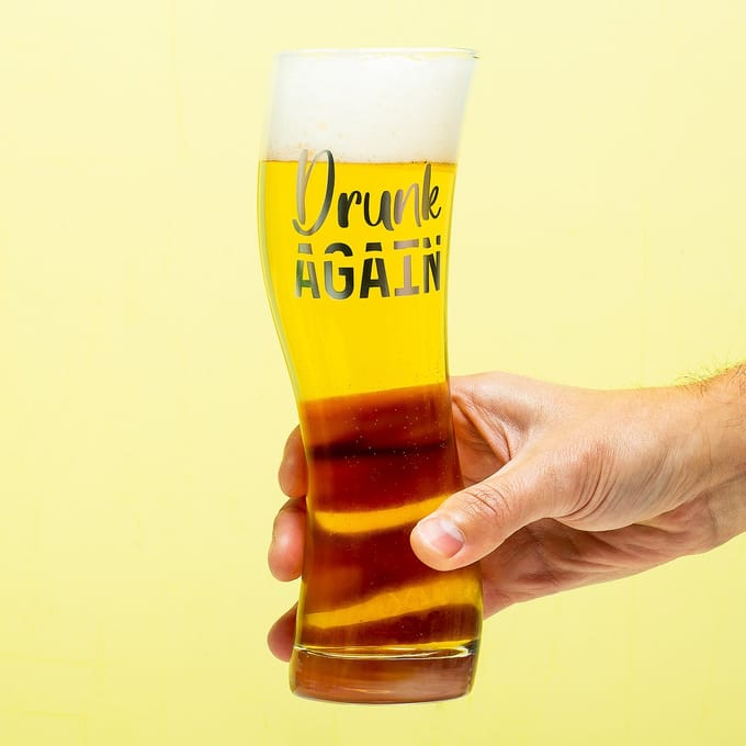 OOTB Wiebelig Bierglas - 550ml - 'Drunk Again' - Grappig Cadeau - 1x Grappig Bierglas