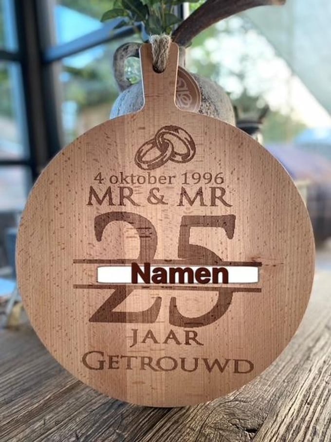 Creaties van Hier - serveerplank - 25 jaar getrouwd (MR en MR) - 40 cm - gepersonaliseerd cadeau - hout