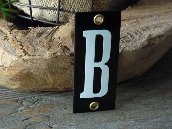 Emaille huisnummer 10x4 zwart/wit letter B