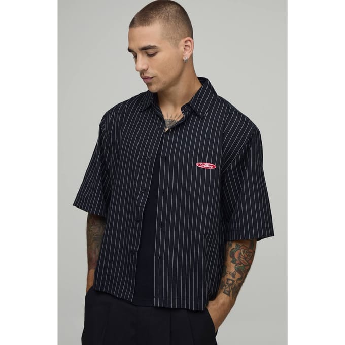 Boxy Crop Shirt Met Halve Mouwen En Mono Streep Patch | Black | Size Medium