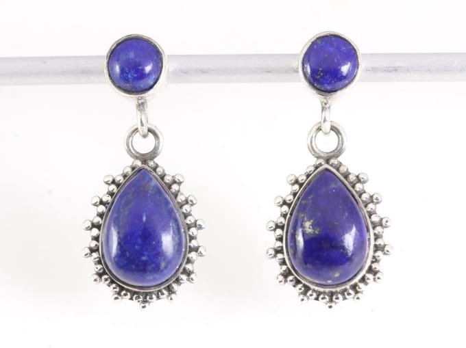Bewerkte zilveren oorstekers met lapis lazuli