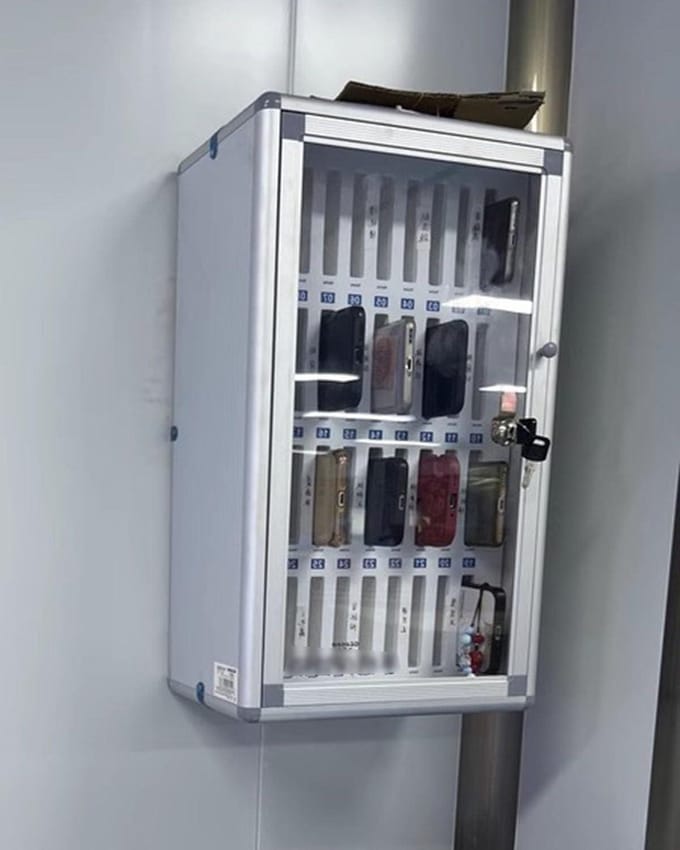 Afsluitbare Kluis - Telefoonopslag Box - Veilige Opslag - Grote Capaciteit - 60 Sleuven - Zilver