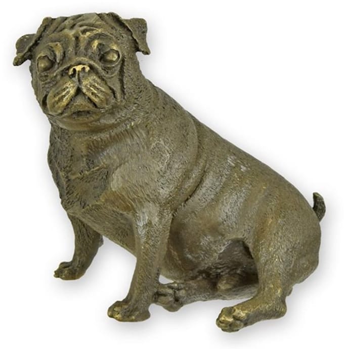 EEN BRONZEN BEELD VAN EEN MOPSHOND