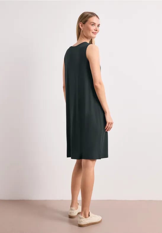Knielange jurk met gespdetail