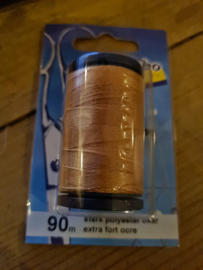 Sorbo 90m sterk polyester garen Oker